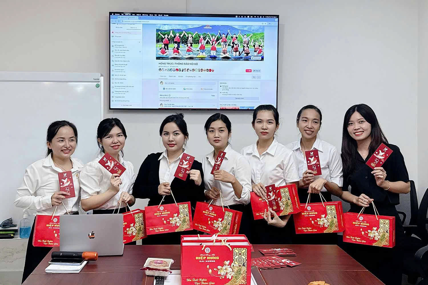 Trao quà Tết Trung thu 2024 cho cán bộ công nhân viên tại Nhà máy sản xuất mỹ phẩm UNILA