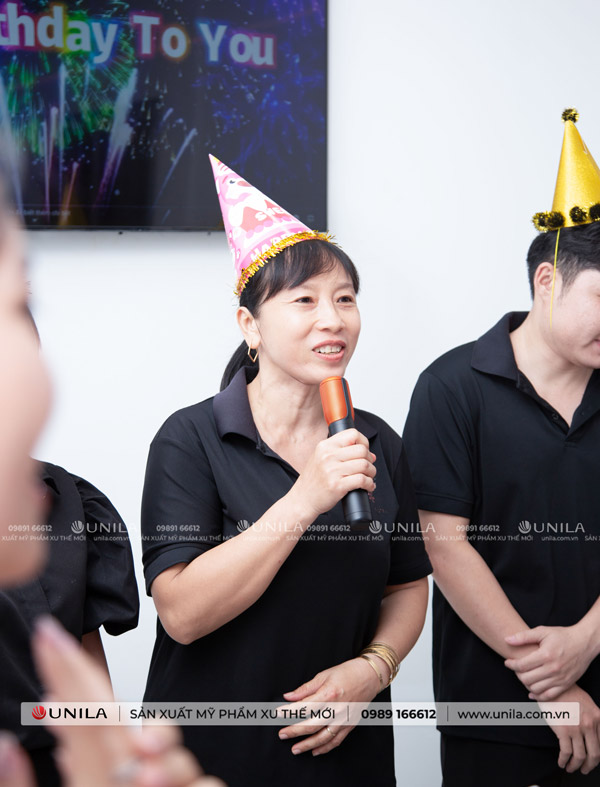 hoạt động công ty chị bếp width=