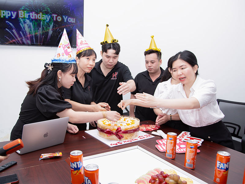 Sinh nhật nhân sự 8
